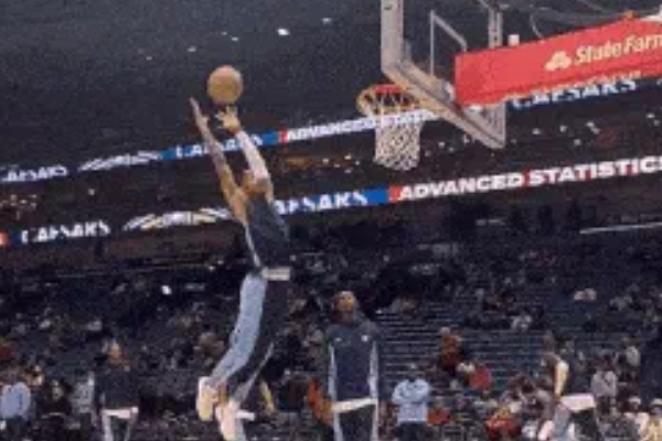 莫蘭特賽前空翻秀技自?huà)佔(zhàn)钥埸c(diǎn)燃球迷熱情