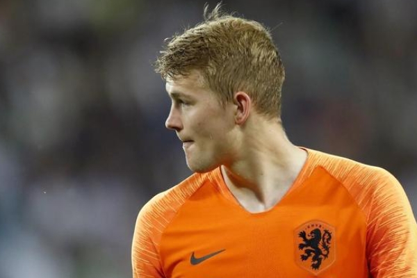 德弗里踢什么位置？